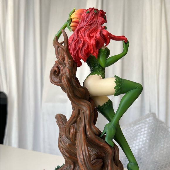 12” Poison Ivy Statue by IKON LE 200 SOLD OUT - Picture 3 of 15